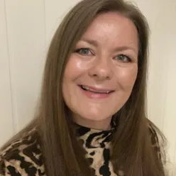 En kvinne som tar en selfie