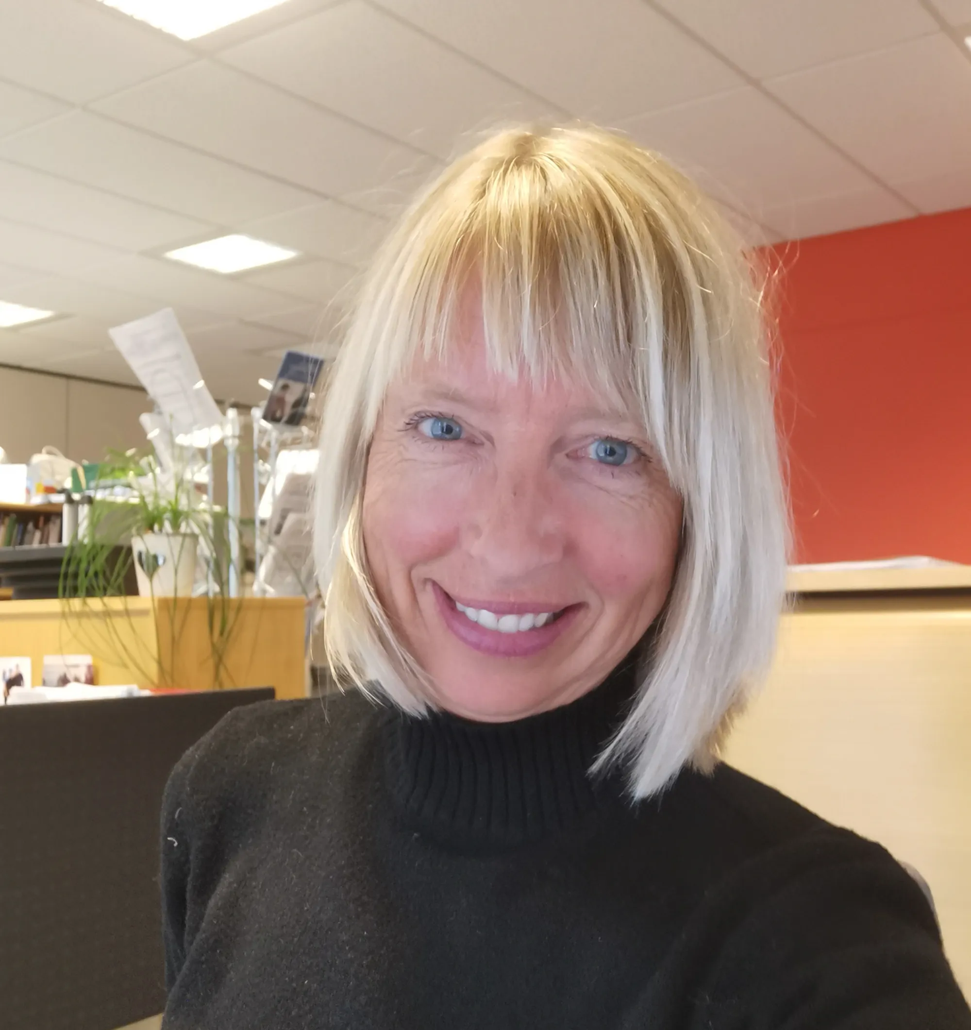 En kvinne med blondt hår