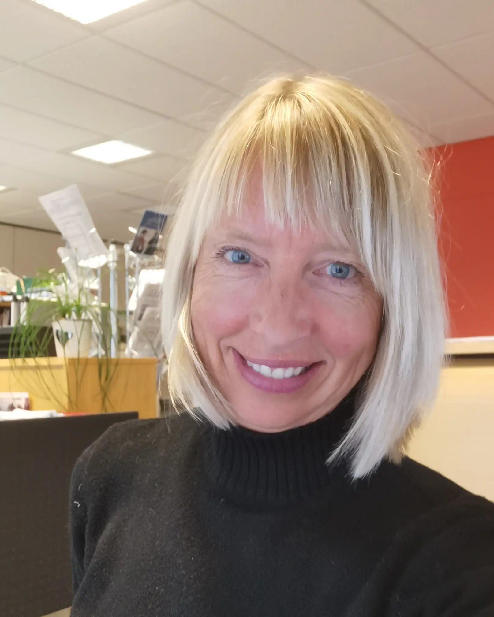 En kvinne med blondt hår