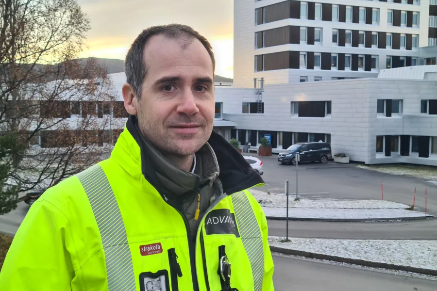 En mann i gul jakke