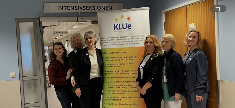 En gruppe kvinner som poserer for et bilde