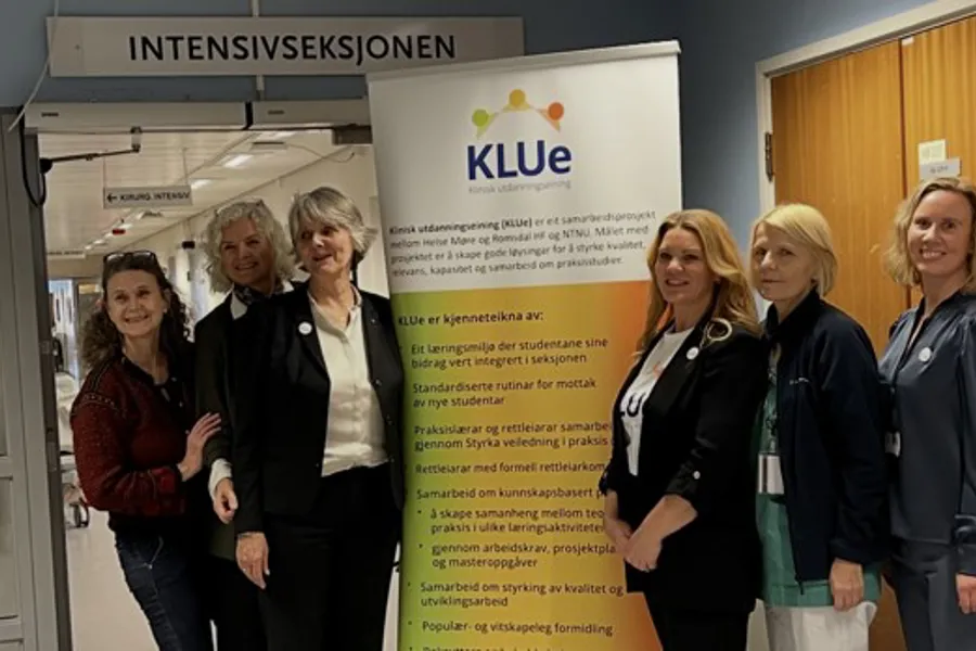 En gruppe kvinner som poserer for et bilde