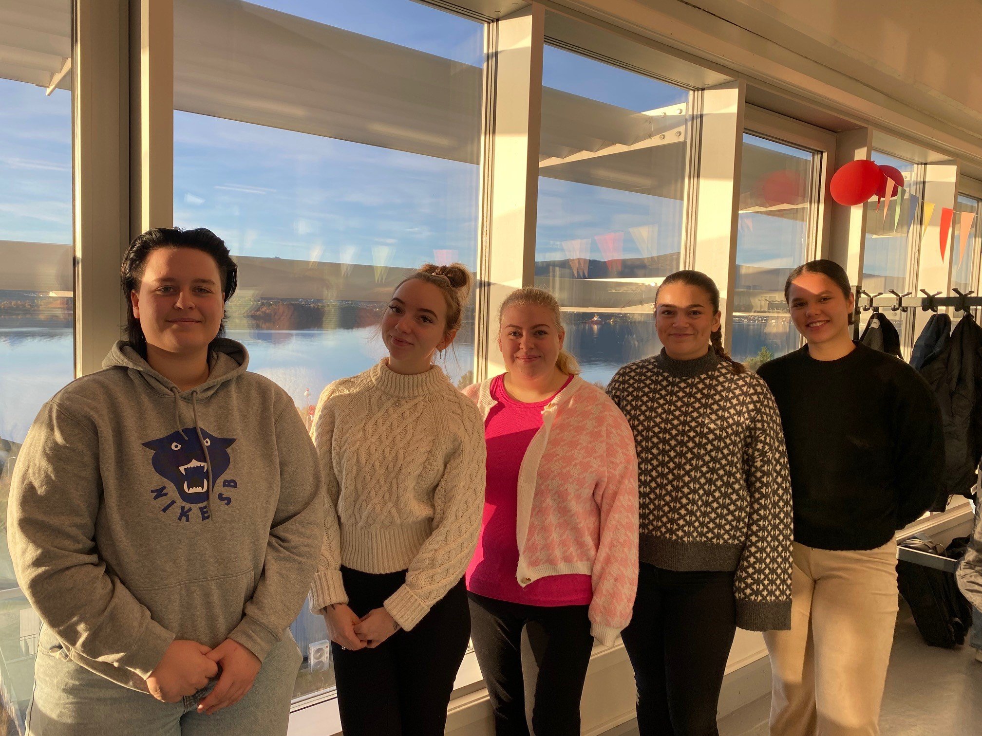 En gruppe mennesker som poserer for et bilde