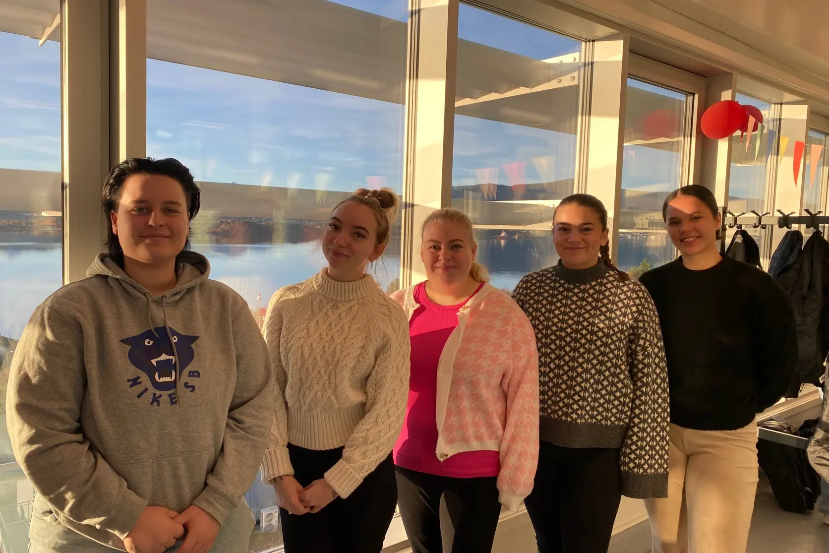 En gruppe mennesker som poserer for et bilde