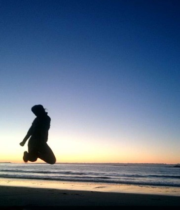 En person som hopper i luften