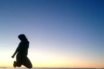 En person som hopper i luften