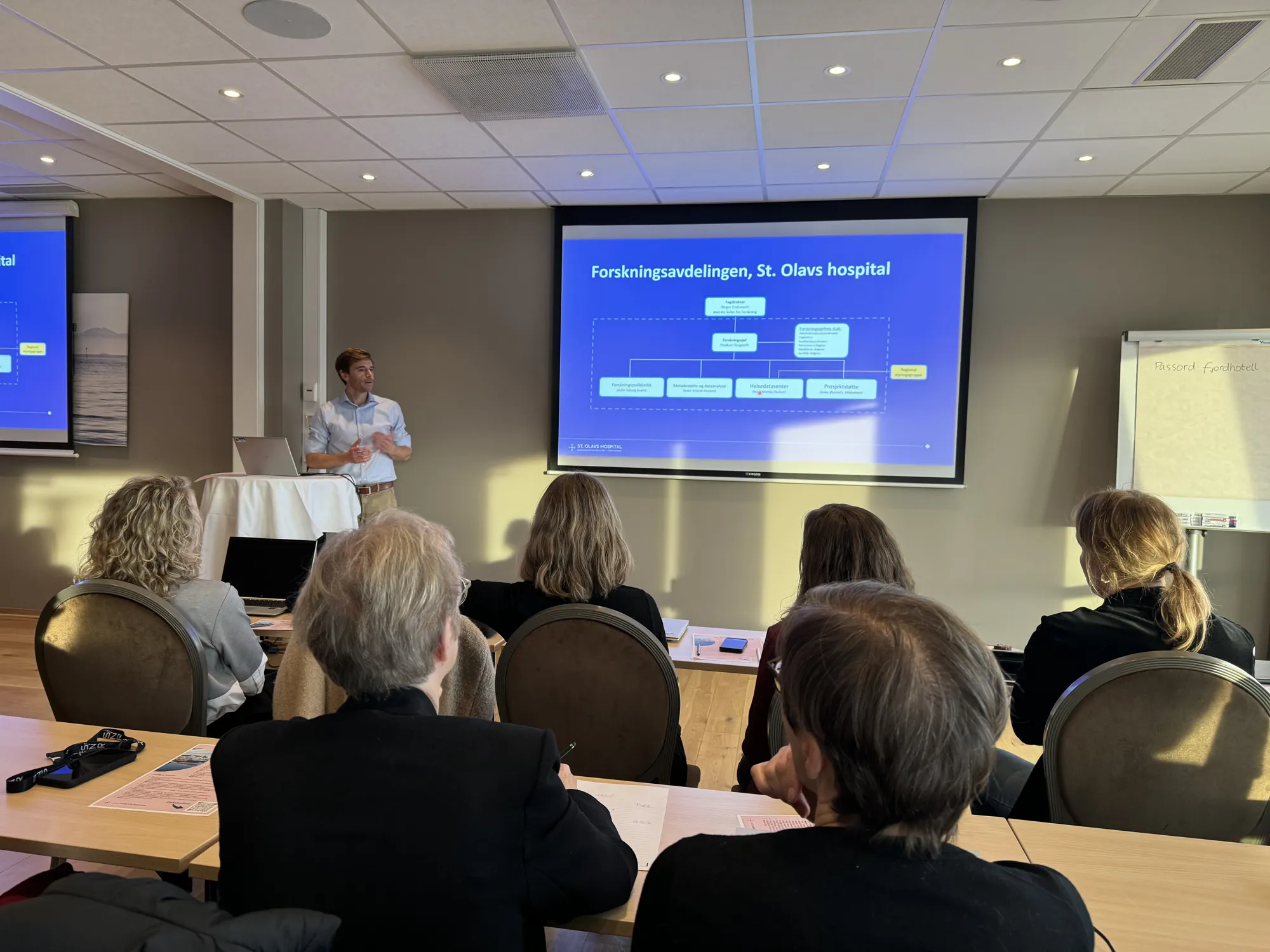 En mann som holder en presentasjon