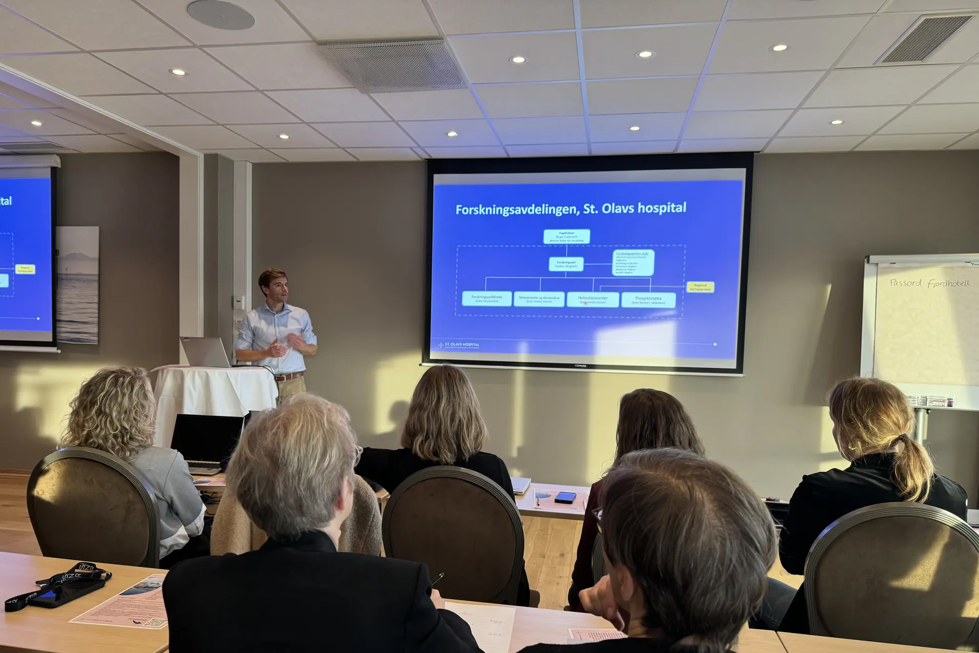 En mann som holder en presentasjon
