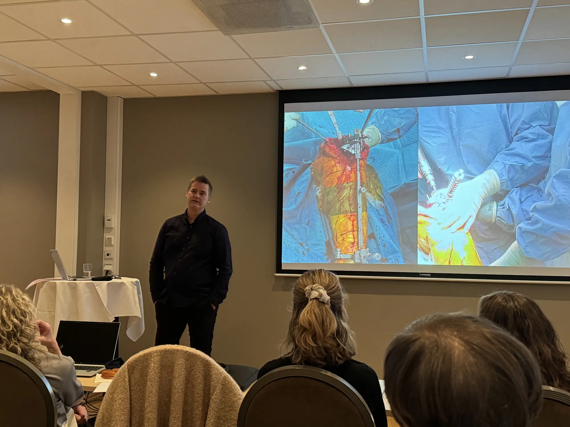 En mann som holder en presentasjon