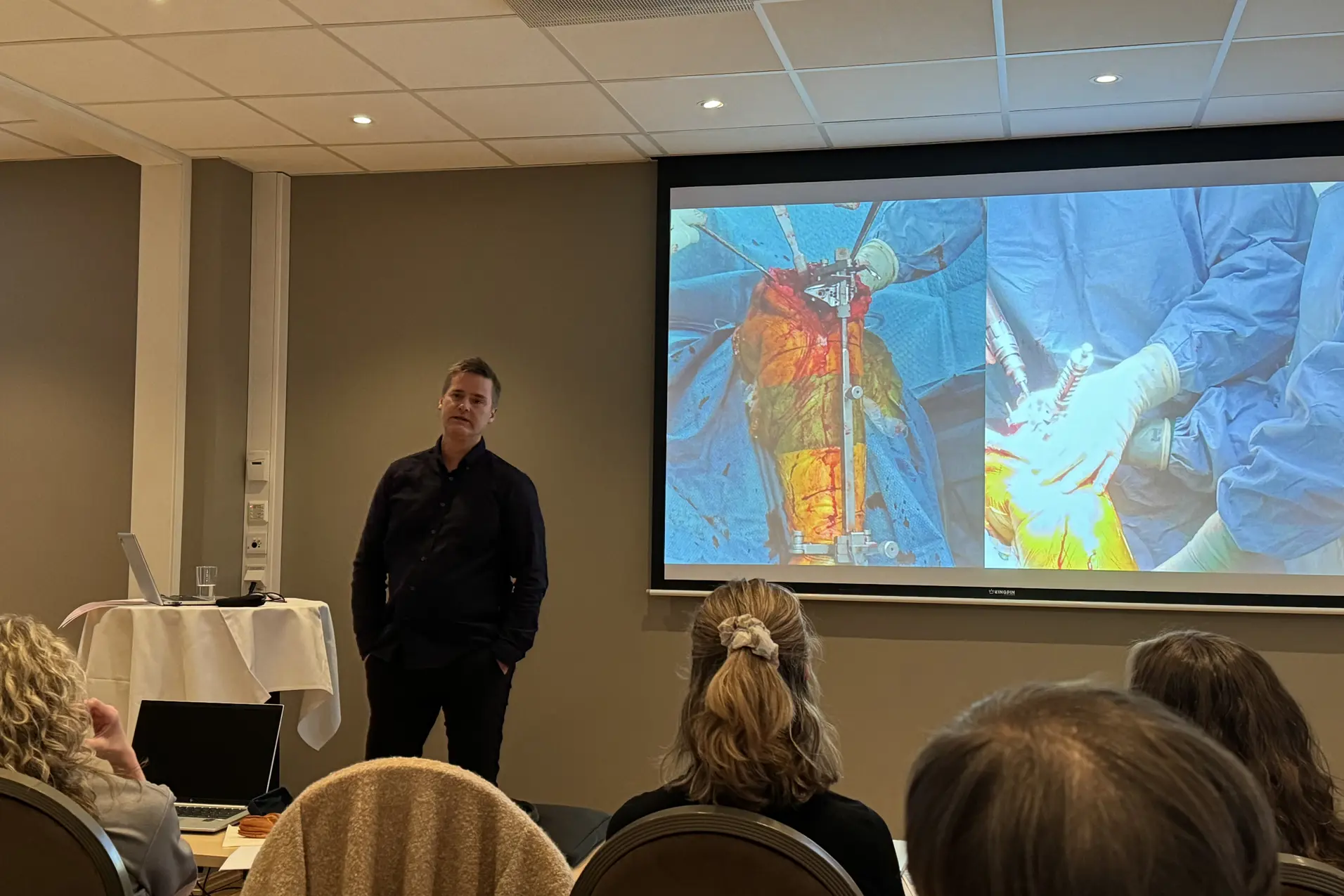 En mann som holder en presentasjon