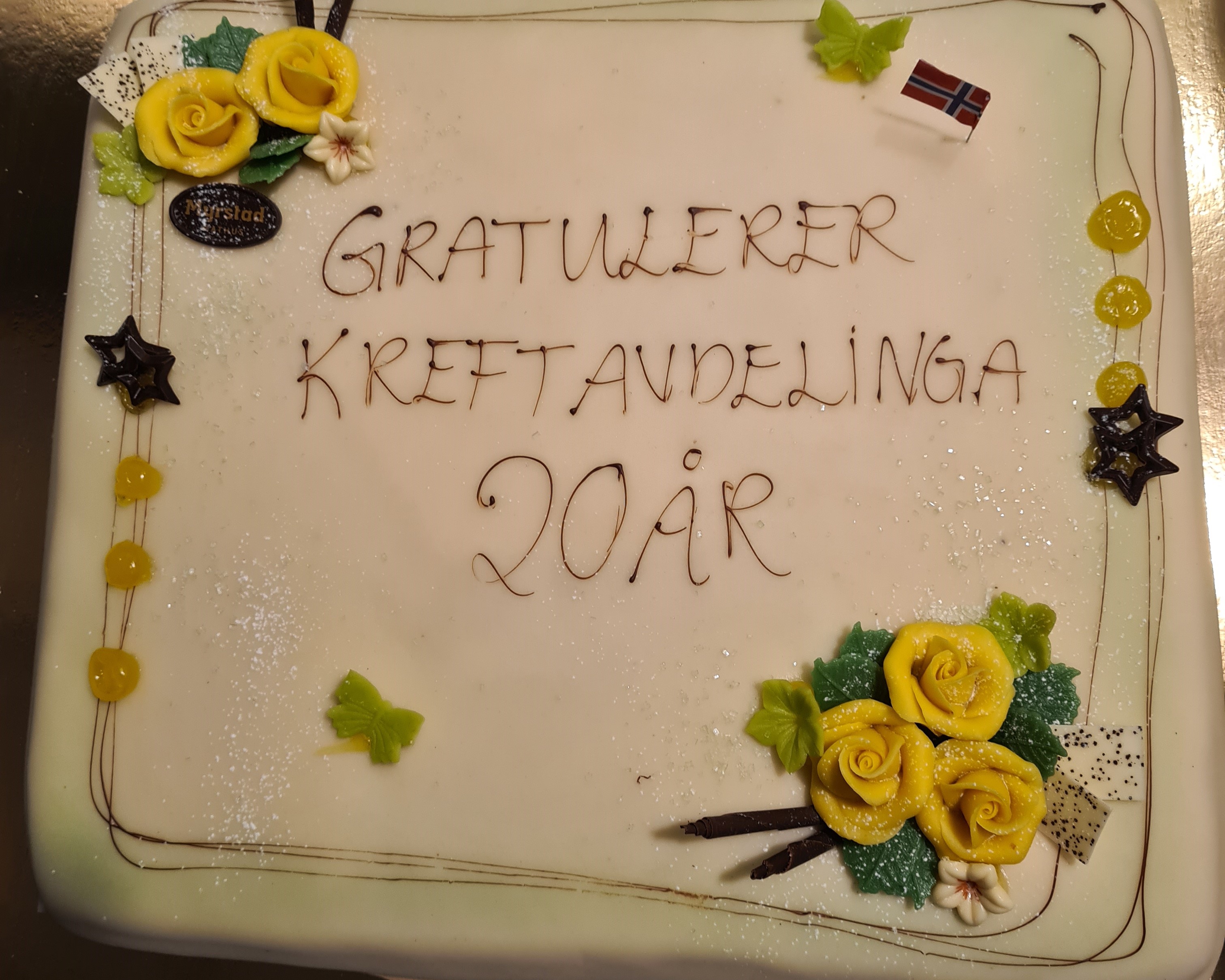 En kake med blomster på