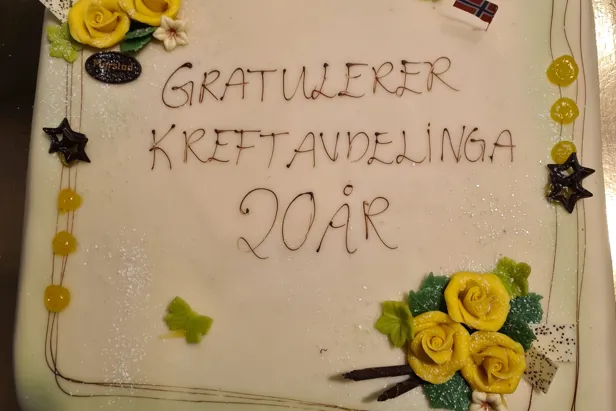En kake med blomster på