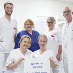 En gruppe mennesker som poserer for et bilde