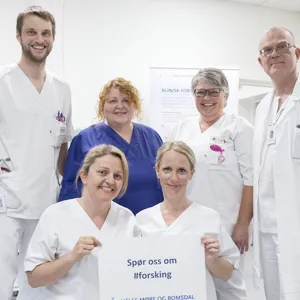 En gruppe mennesker som poserer for et bilde