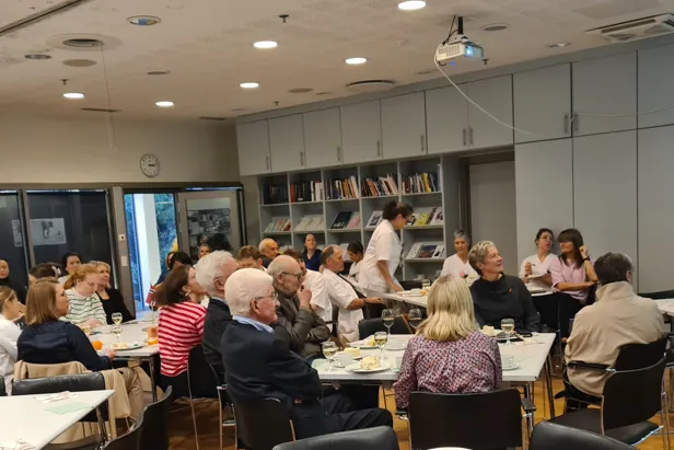 En gruppe mennesker som sitter ved bord