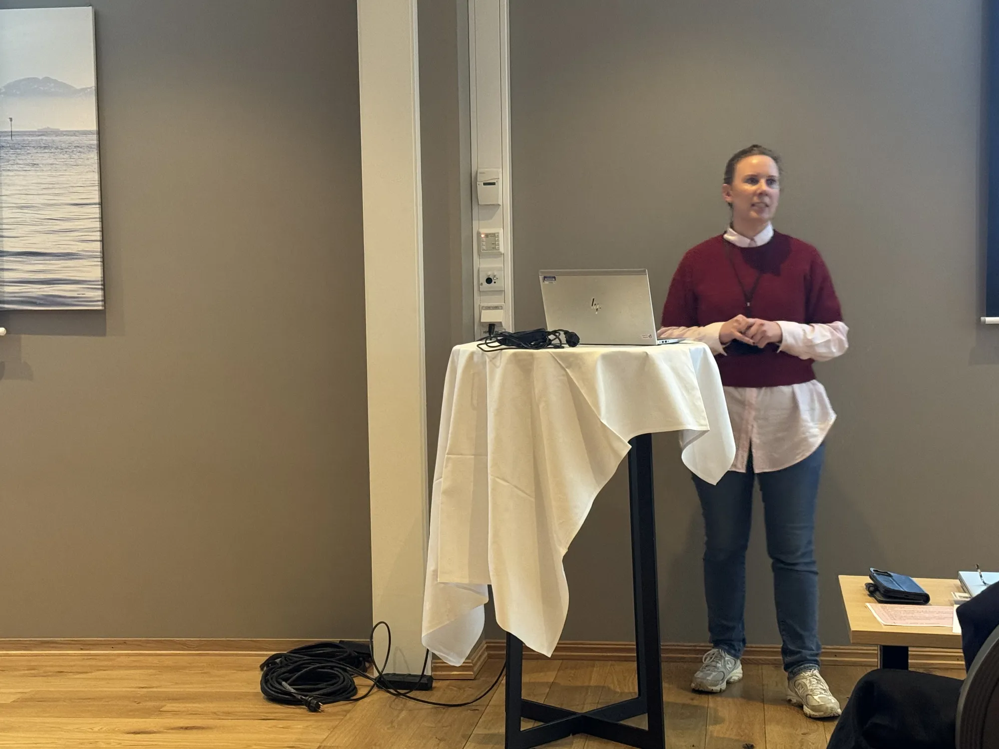 En person som står ved siden av et bord