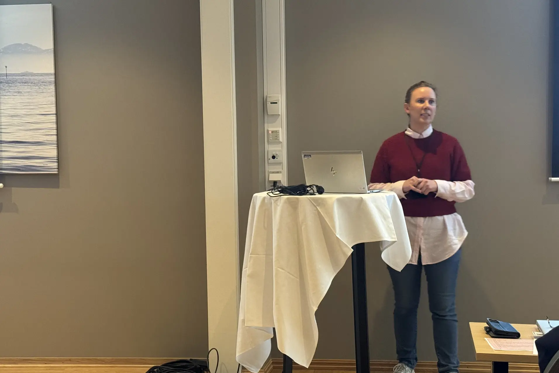 En person som står ved siden av et bord