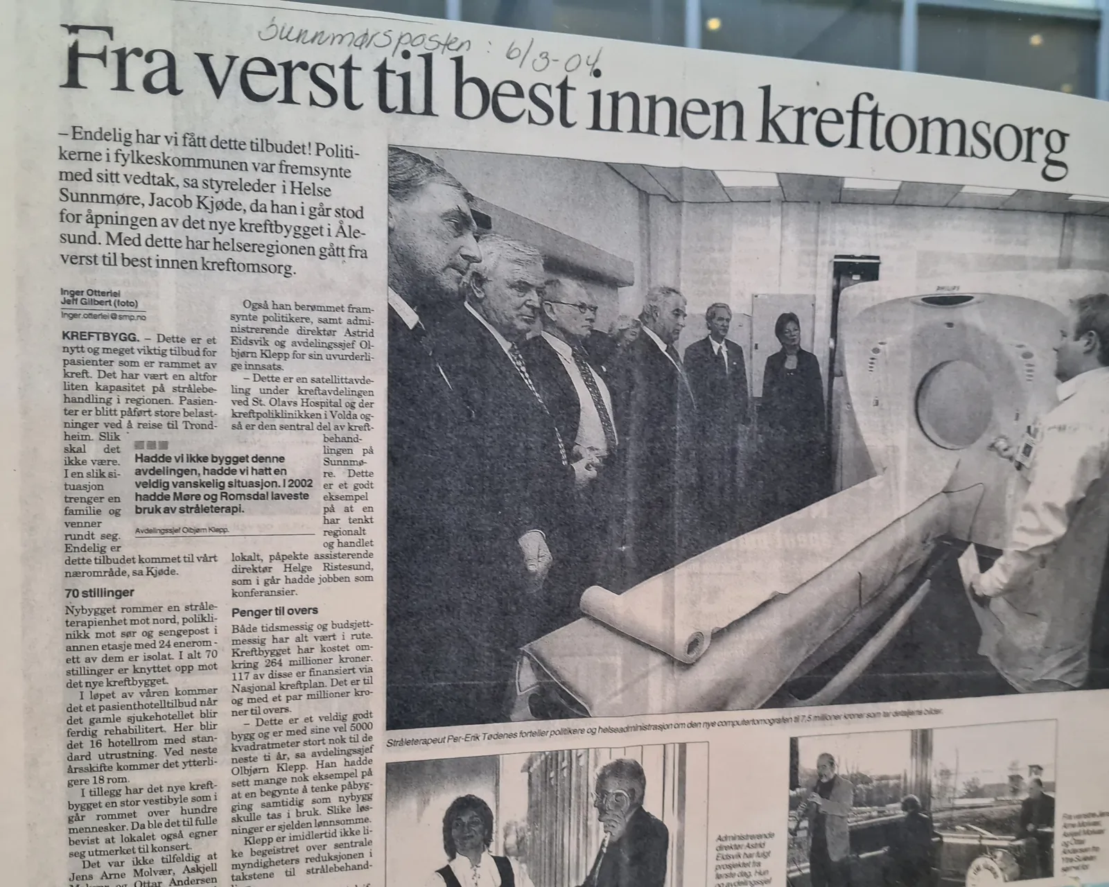 En avis med et bilde av en mann og en kvinne