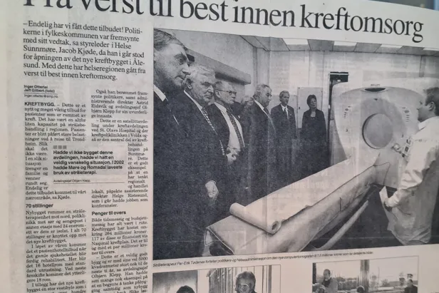 En avis med et bilde av en mann og en kvinne