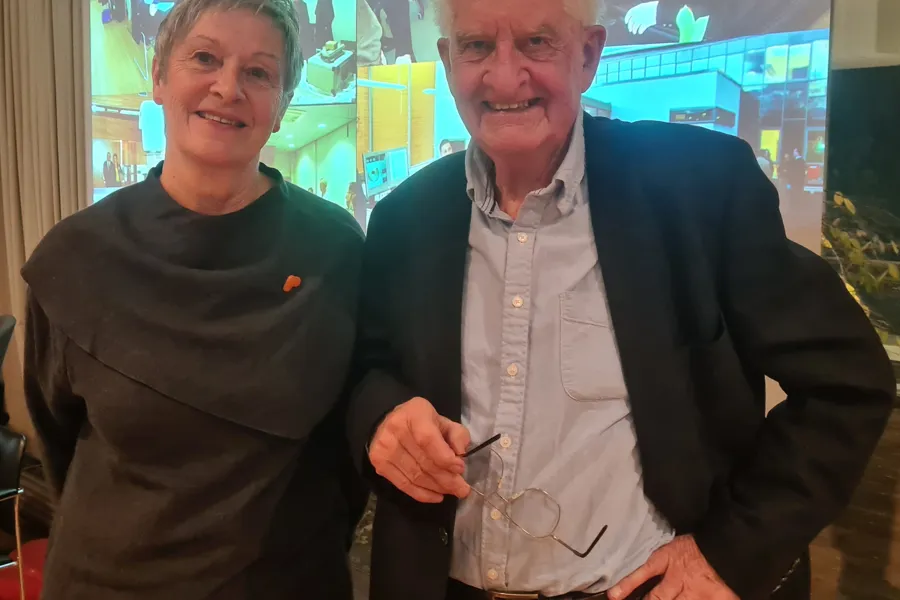 En mann og kvinne som poserer for et bilde