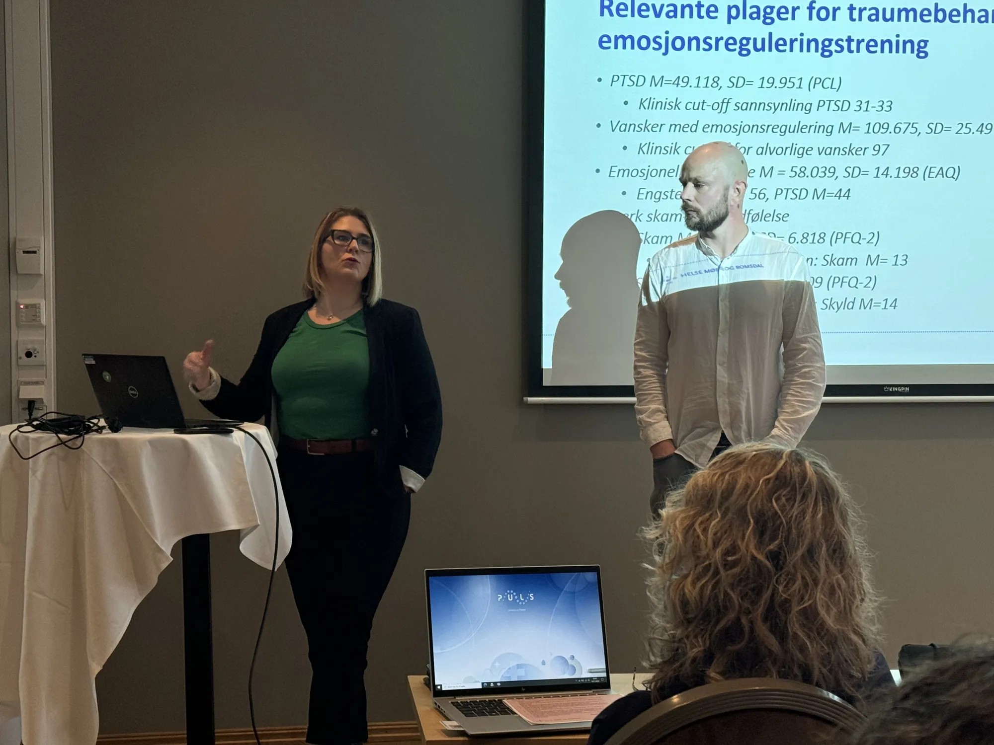 To personer som holder en presentasjon