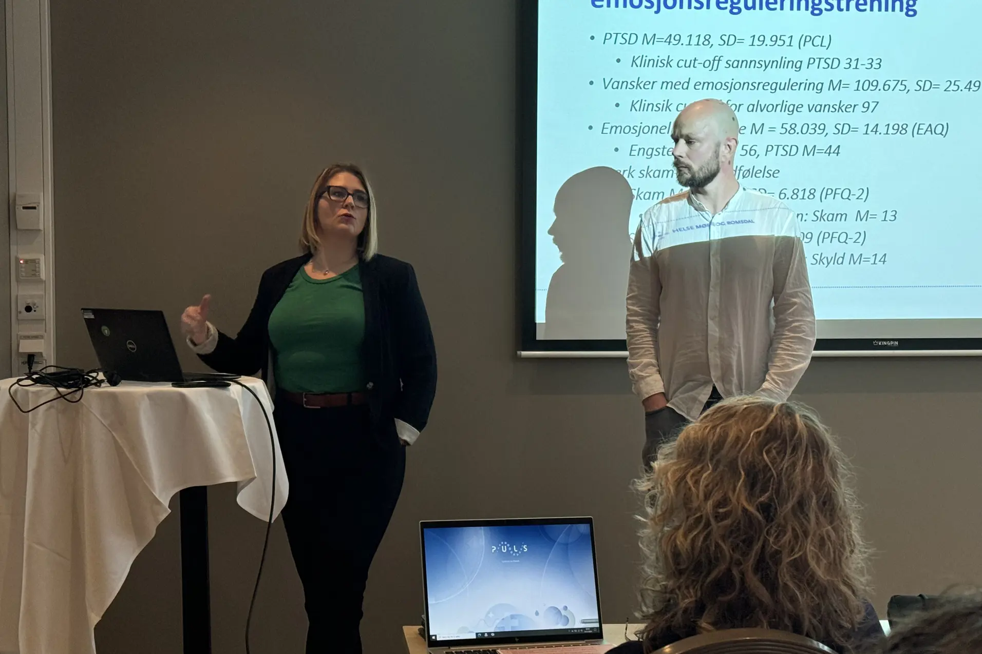 To personer som holder en presentasjon