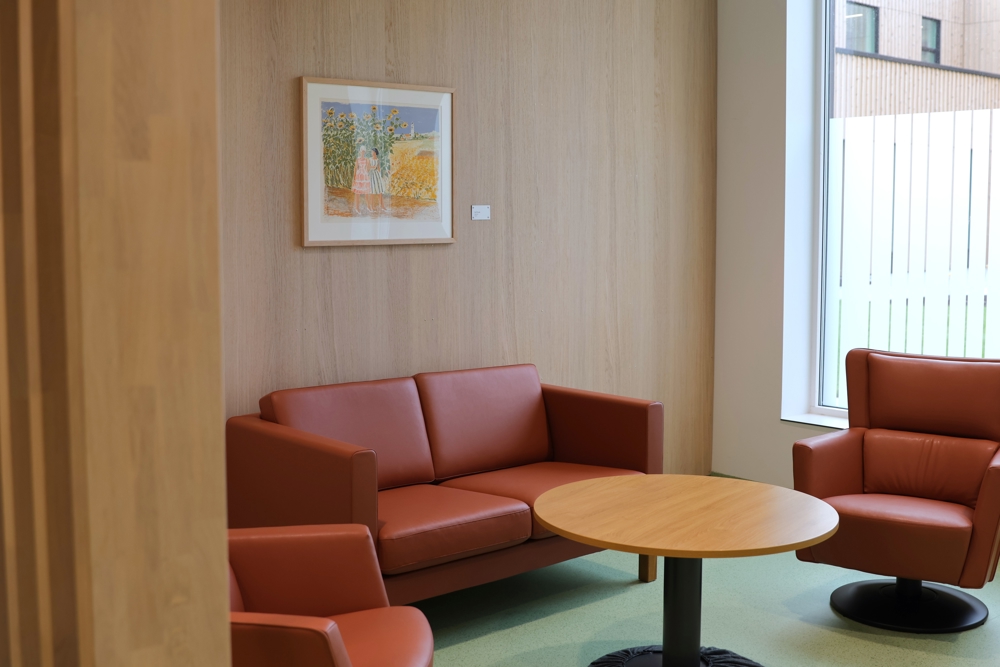 En stue med sofa og salongbord