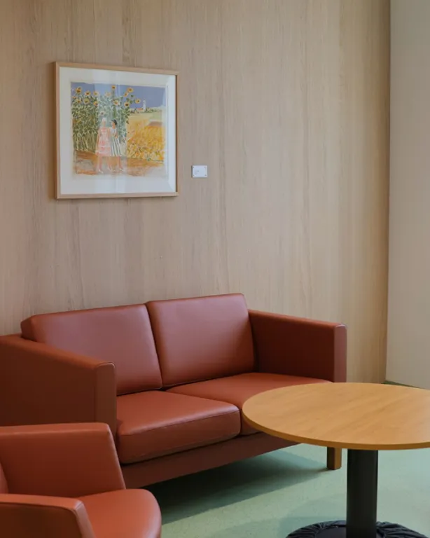 En stue med sofa og salongbord