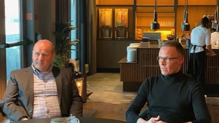 Menn som sitter ved et bord