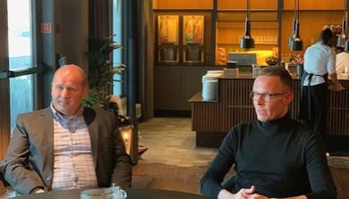 Menn som sitter ved et bord