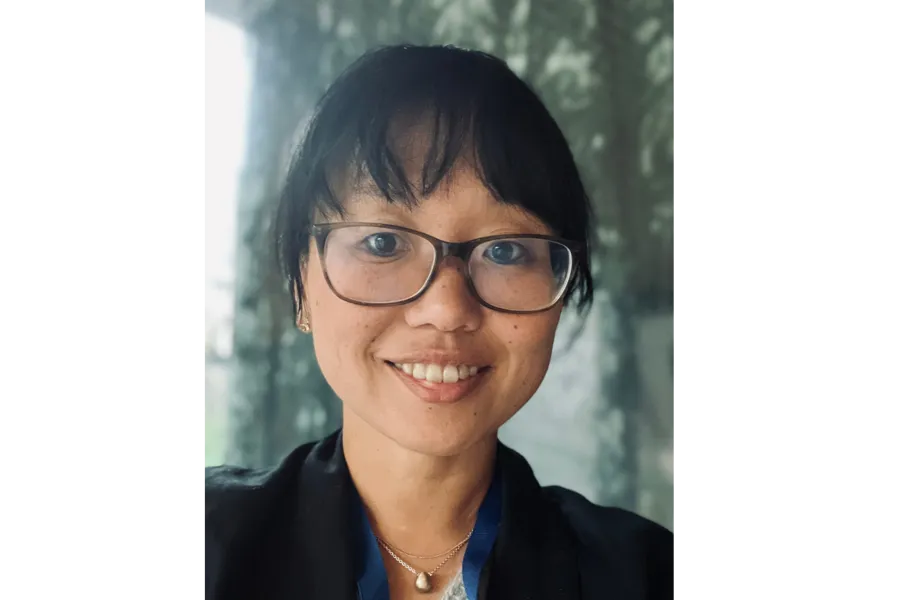 En person som bruker briller