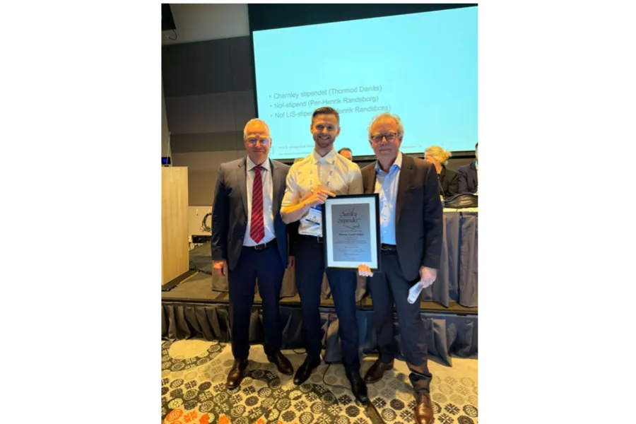 En gruppe menn med et diplom