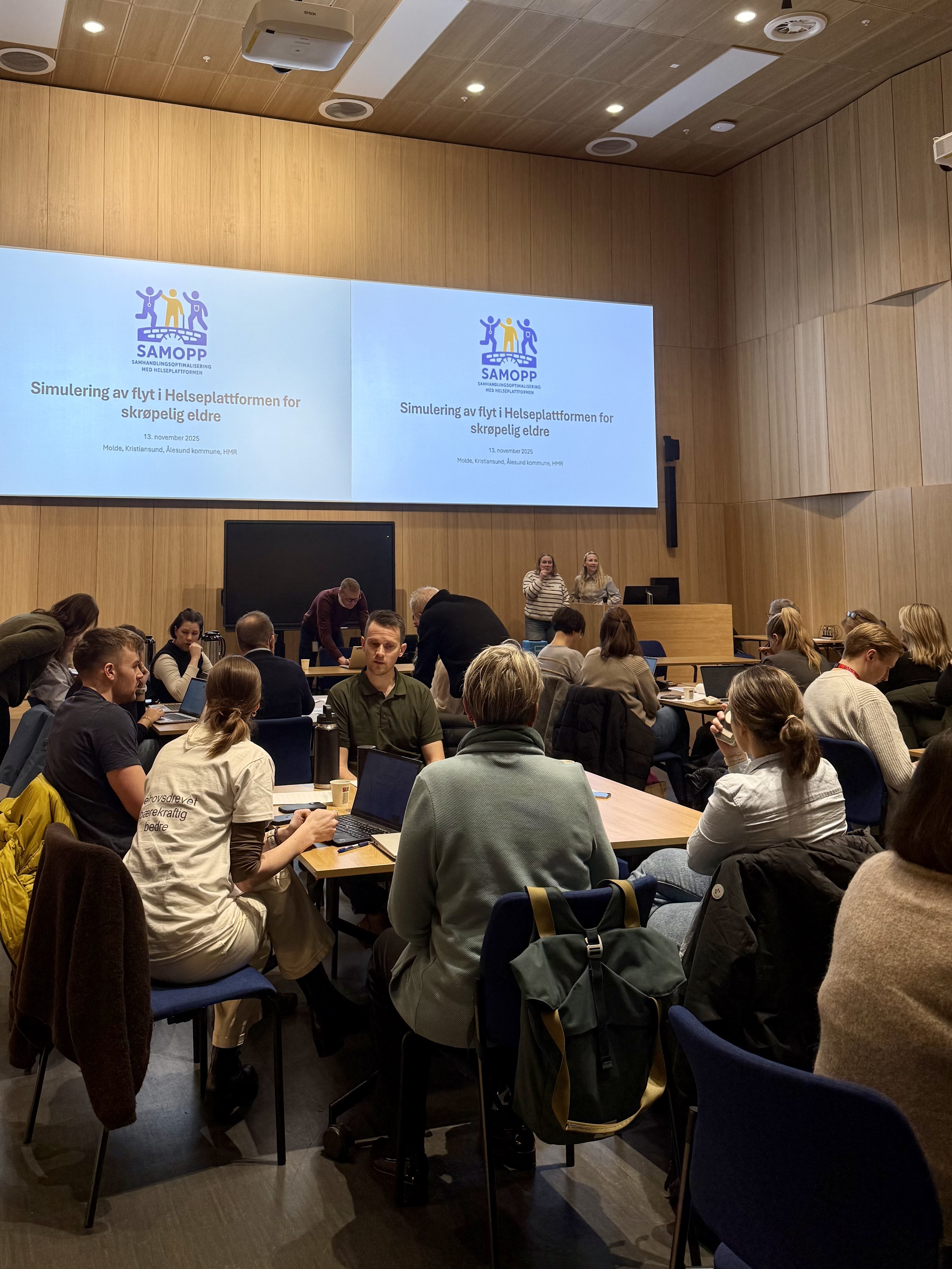 Konferansesal med fleire gruppebord. 5-6 deltakarar i kvar gruppe.