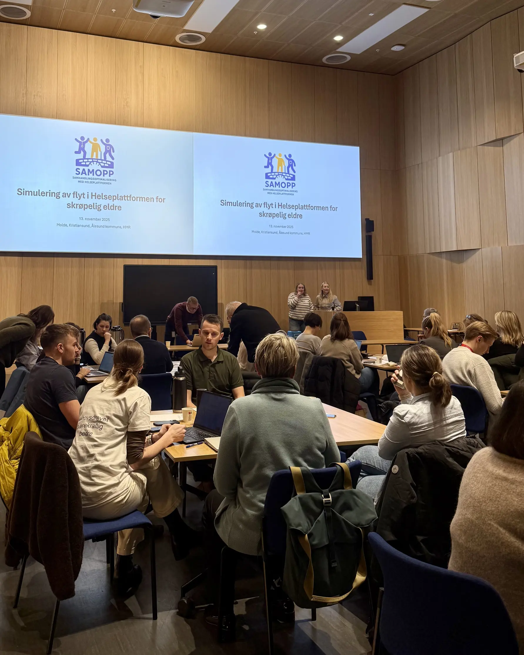 Konferansesal med fleire gruppebord. 5-6 deltakarar i kvar gruppe.