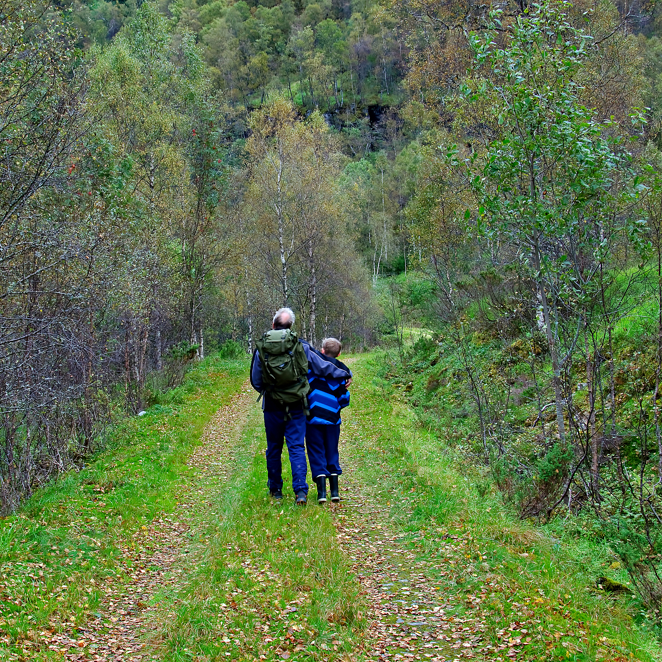To personar som går i lag på ein sti