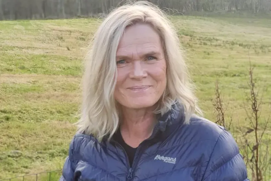 En kvinne med blondt hår