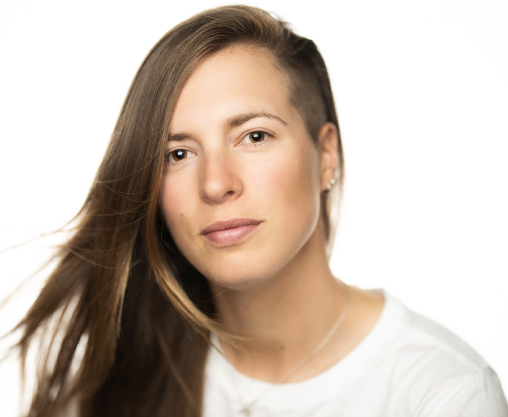 En kvinne med langt hår