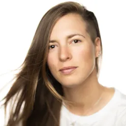 En kvinne med langt hår