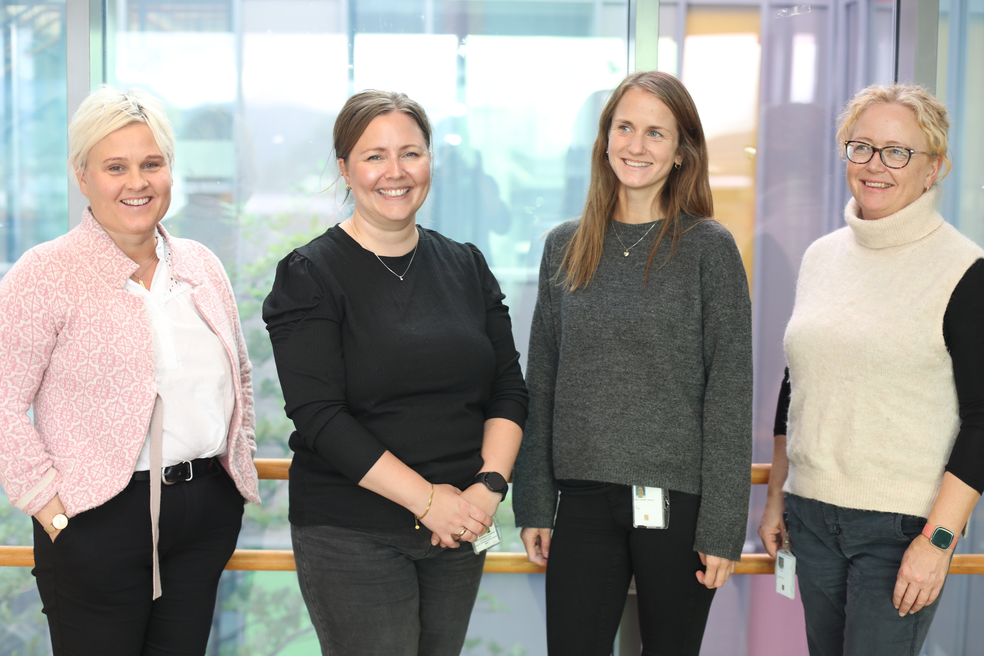 En gruppe kvinner som smiler