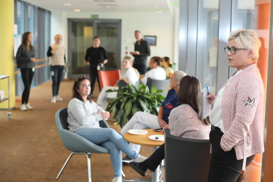 En gruppe mennesker som sitter ved et bord