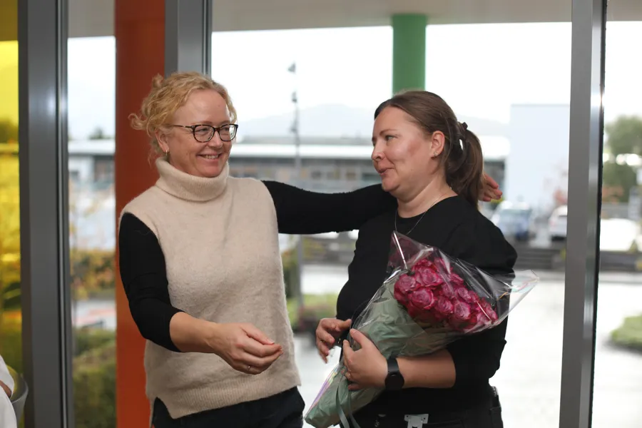 En person som holder en baby