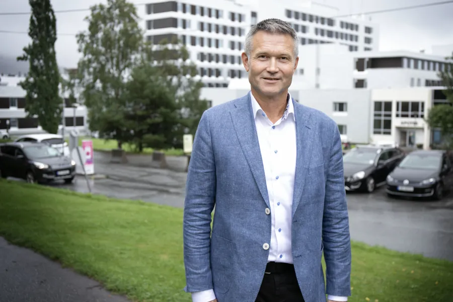 En mann som står foran en bygning
