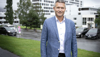 En mann som står foran en bygning