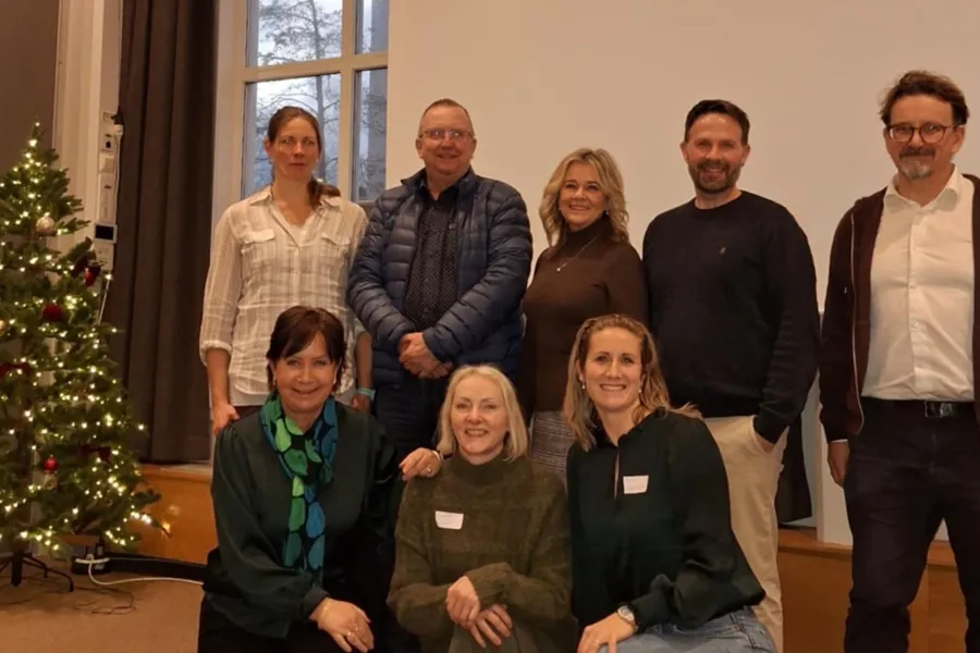 Arbeidsgruppa for konferansen oppstilt for et bilde ved siden av et juletre.