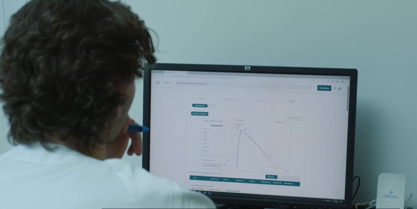 En mann som skriver på en dataskjerm