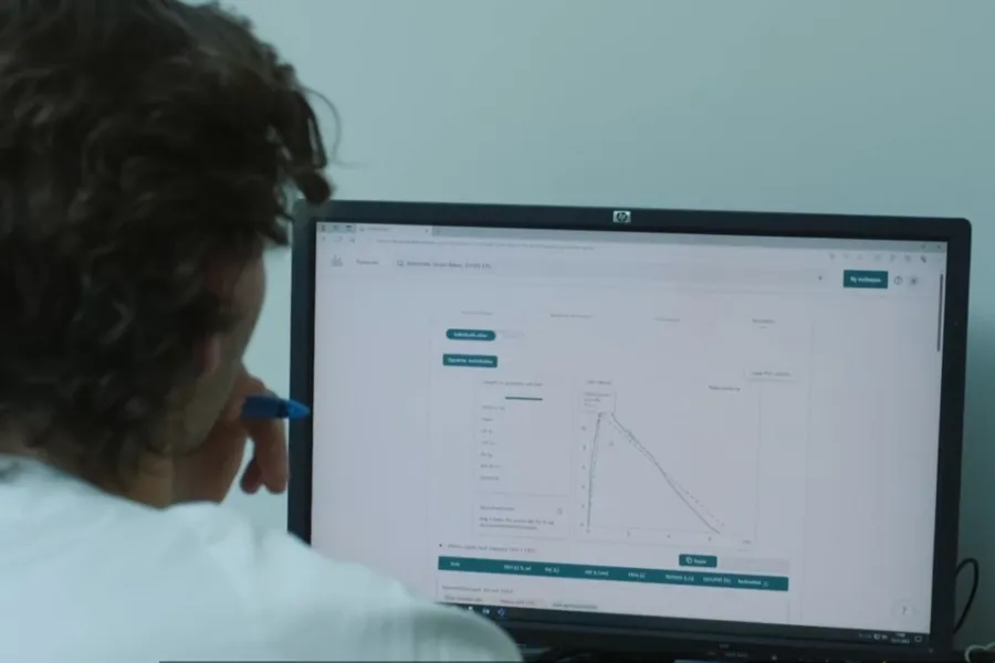 En mann som skriver på en dataskjerm
