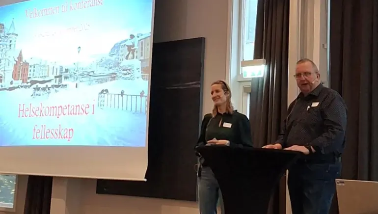 Astrid Ljøkjell Solem og Anders Johsen står på scena og ønsker velkomen.