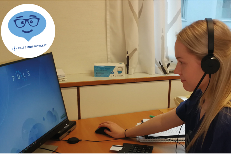 En kvinne som har på seg hodetelefoner og sitter ved et skrivebord med en datamaskin