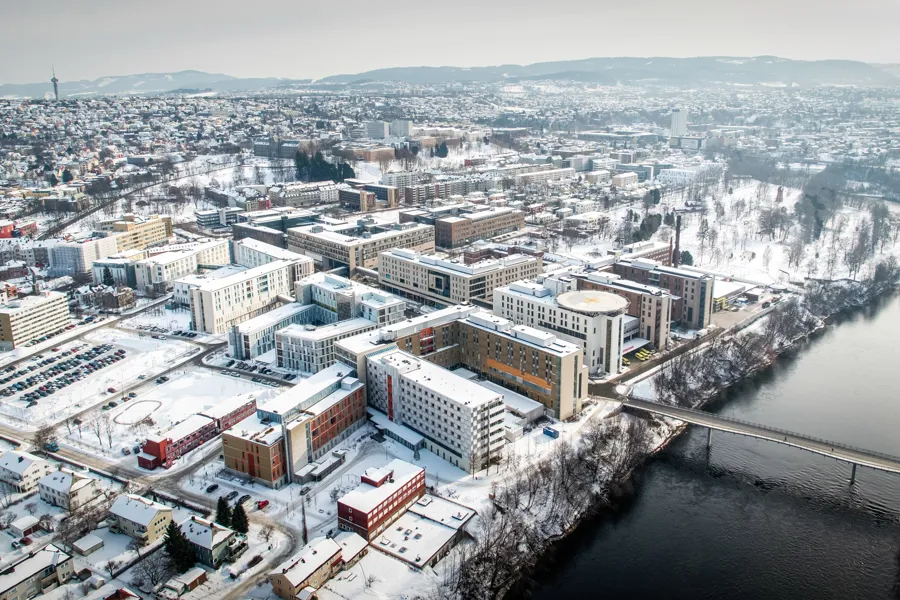 En by med en elv som renner gjennom den