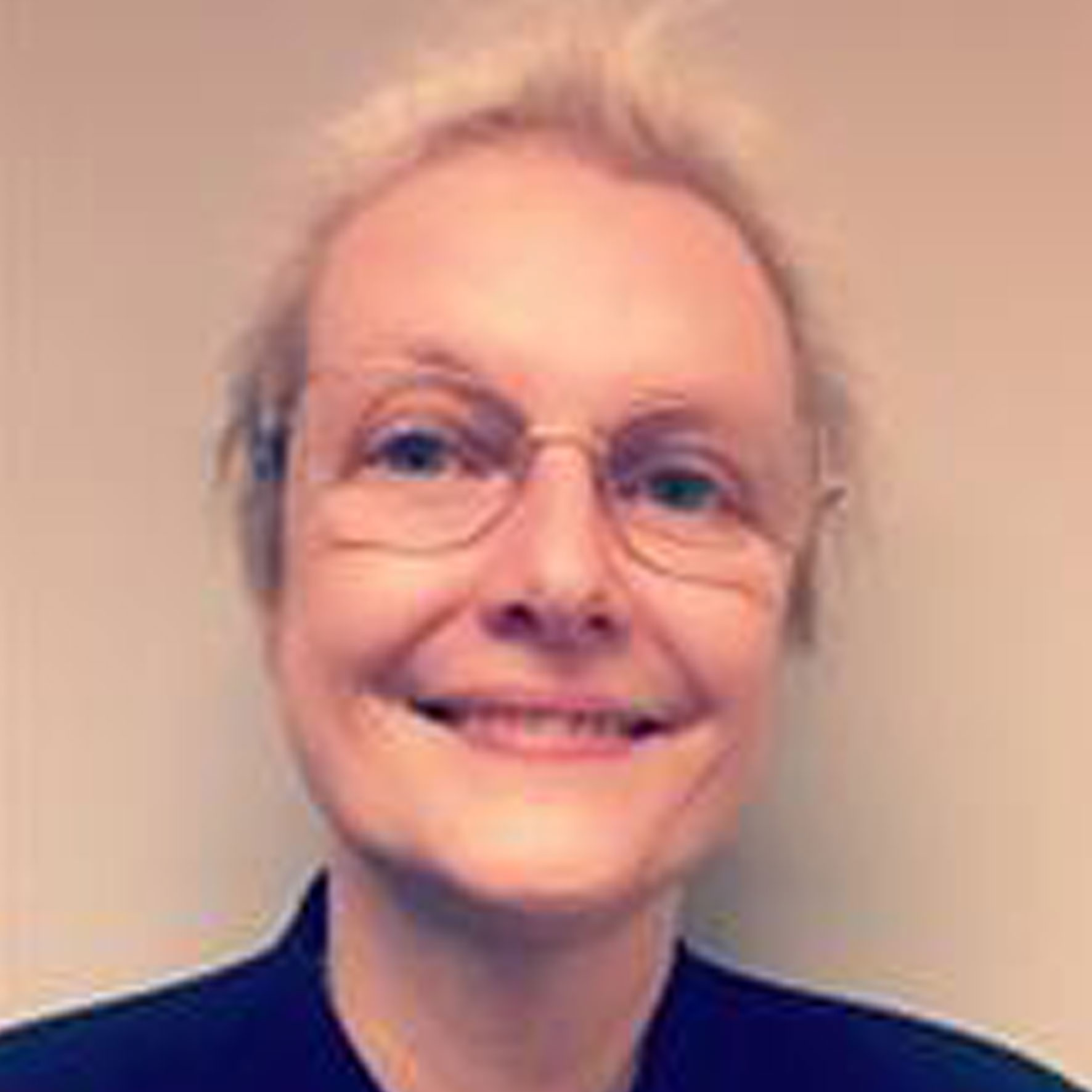 En kvinne med briller